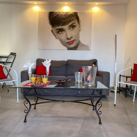 A Stunning Located In The Centre Of Town *