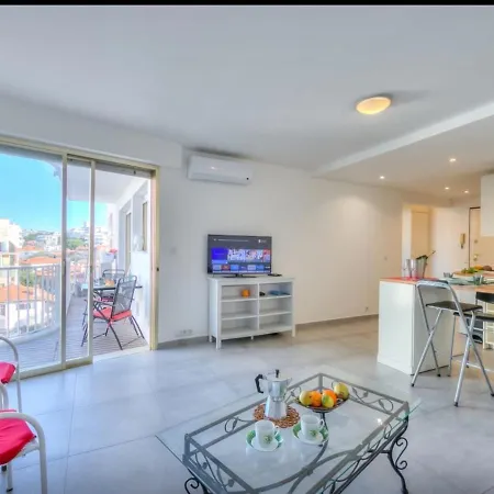 A Stunning Located In The Centre Of Town Appartement