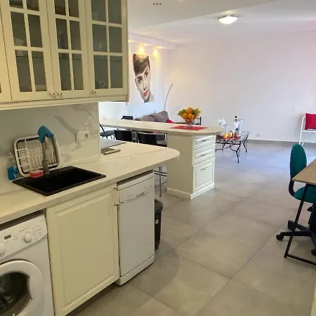 A Stunning Located In The Centre Of Town *